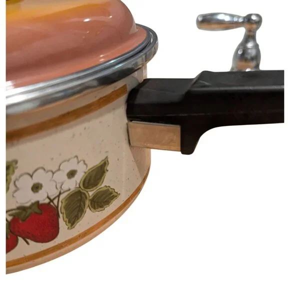 Vintage Strawberry Fields 2 Quart Enamel Cooking Pot with lid - Picture 16 of 16